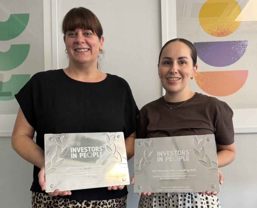Rebecca a Beth gyda placiau Platinwm Investors in People